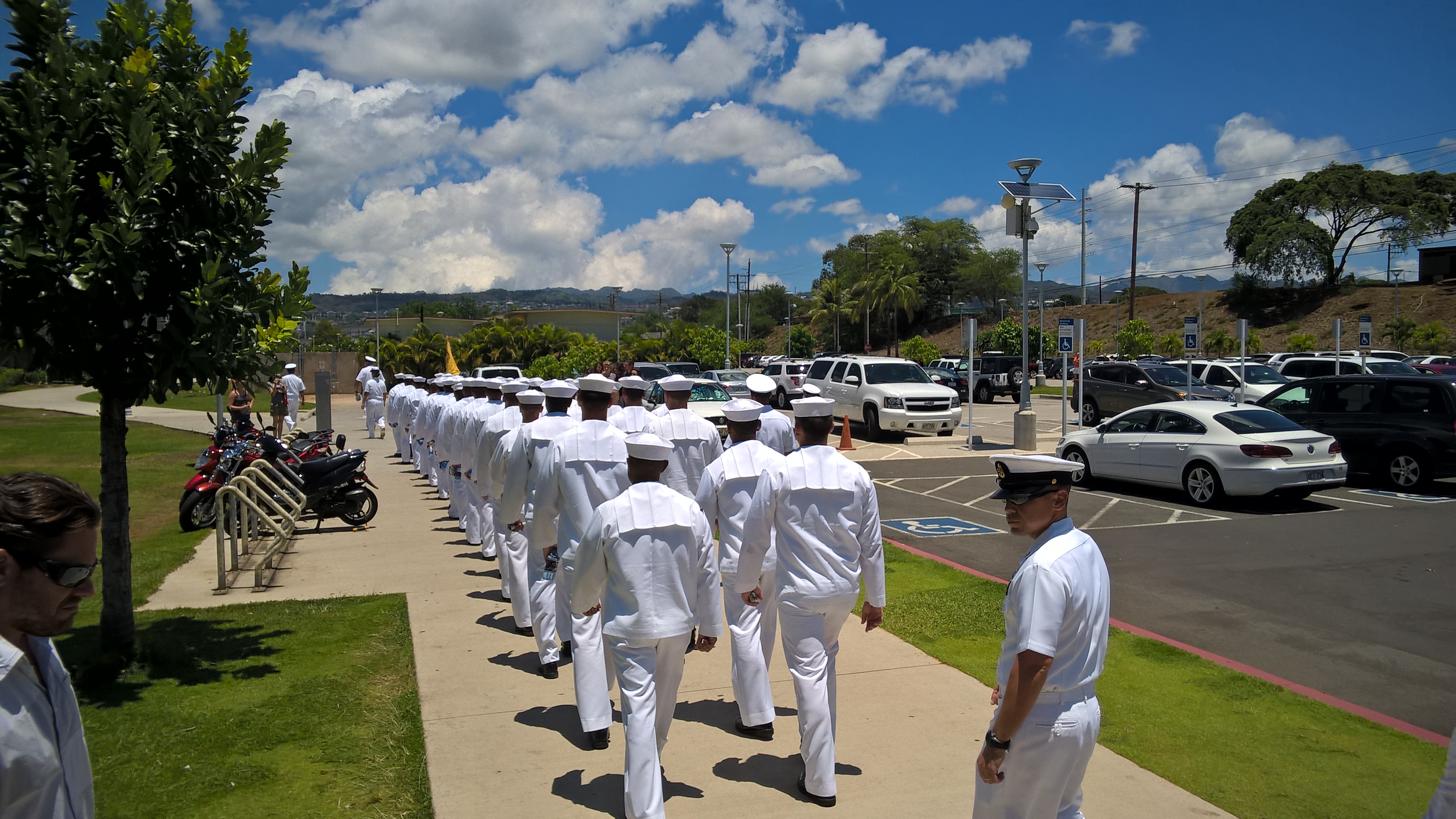 Auch in paar Matrosen haben sich hier die Geschichte von Pearl Harbor näher angeschaut