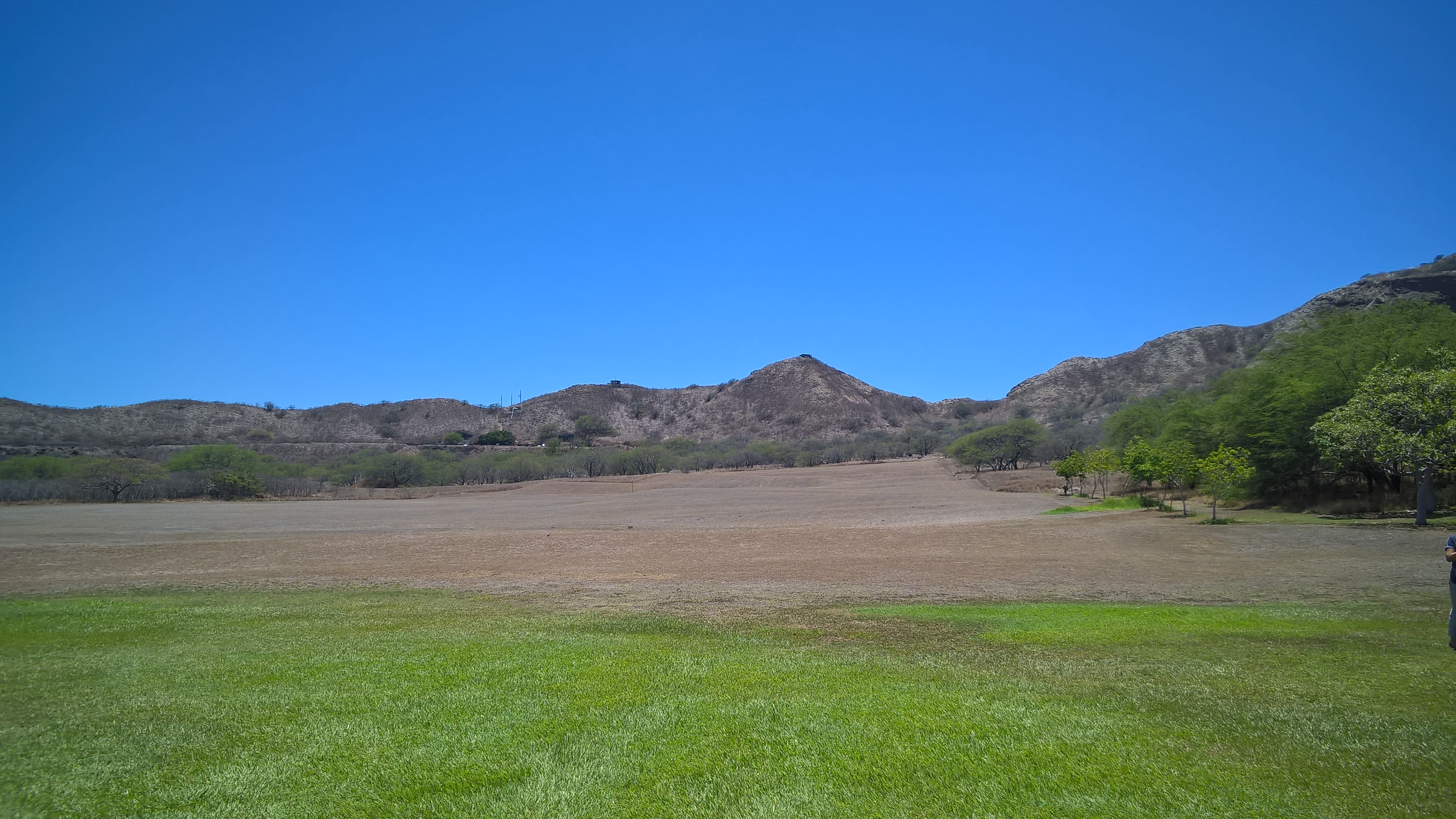 Der Diamond Head Aufstieg geht in der mitte des Kraters los