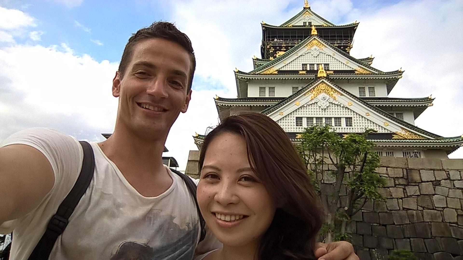 Emiko und ich vor dem Schloss in Osaka