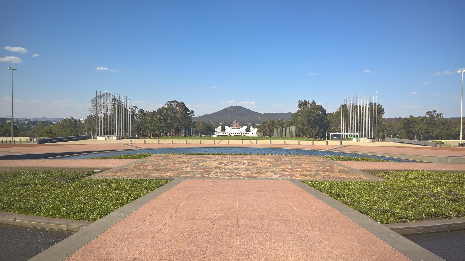 Die Achse in der Stadt: Vom Parlament bis zum Kriegsdenkmal