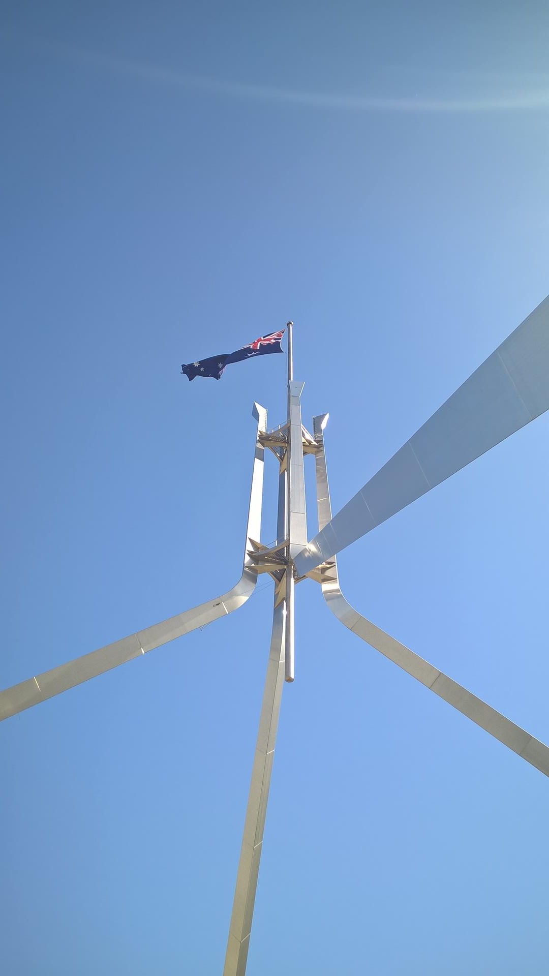 Stolz auf ihr Land: Eine sehr große Australische Flagge über dem neuen Parlamentsgebäude