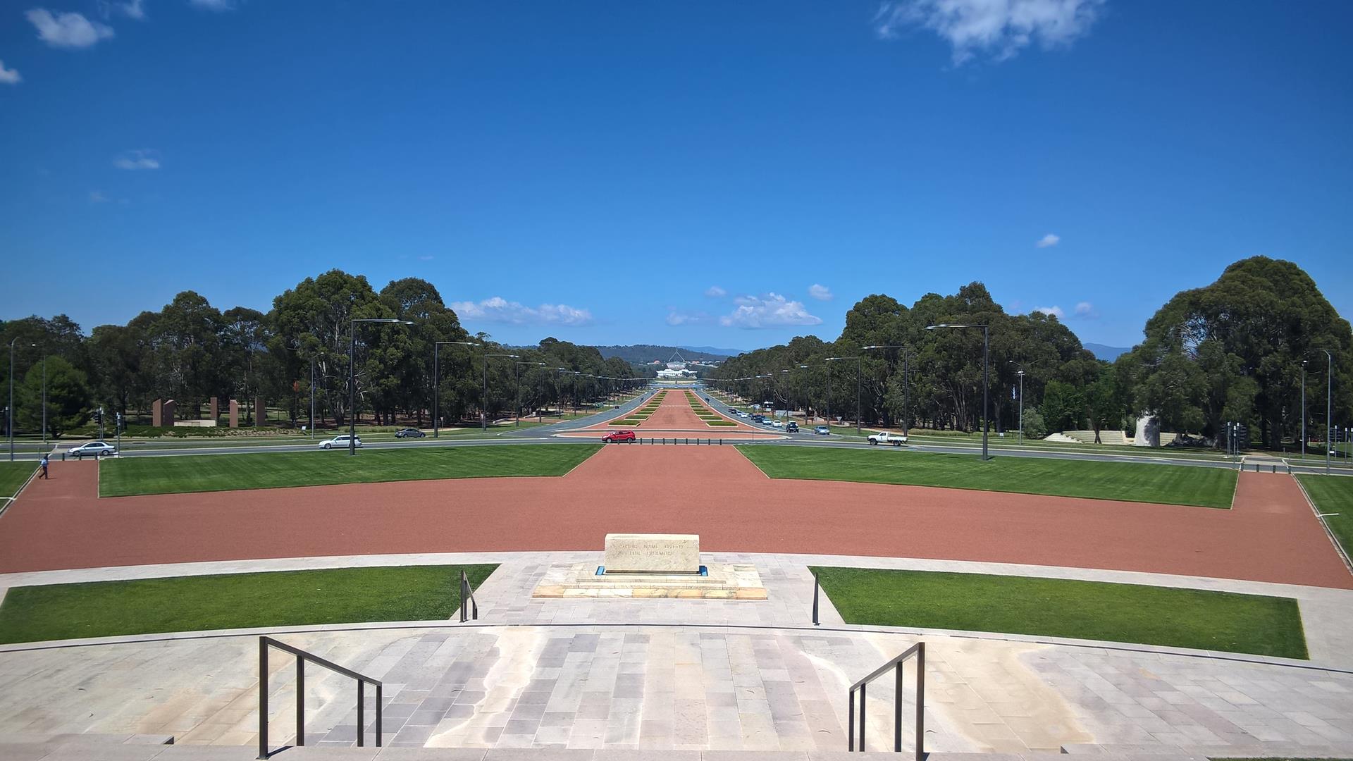 Die Achse von der anderen Seite: Vom Kriegsdenkmal zum Parlament