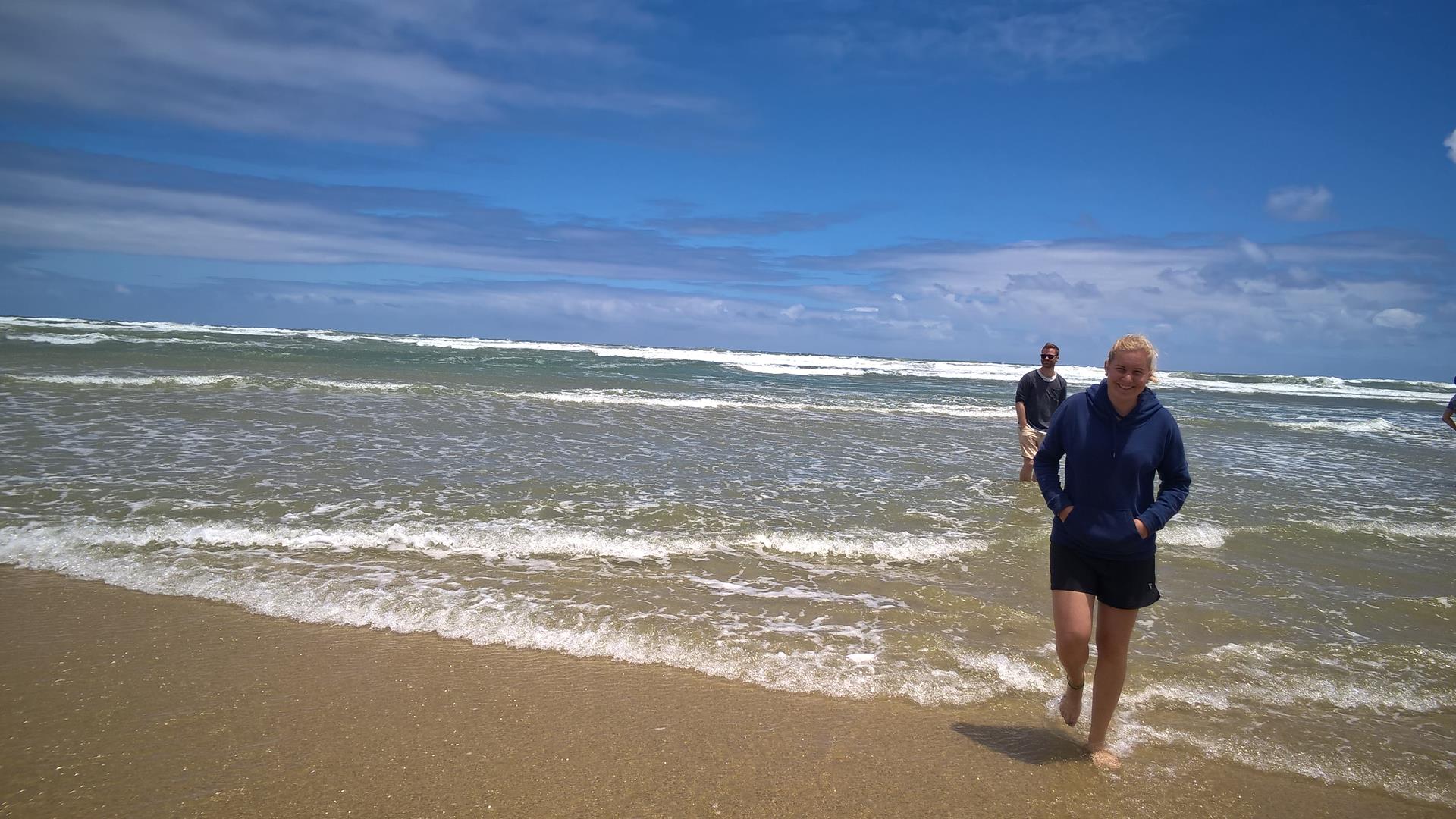 "Tu mal so als wäre kein Wind da": Mit der Gruppe am 99 Miles Beach